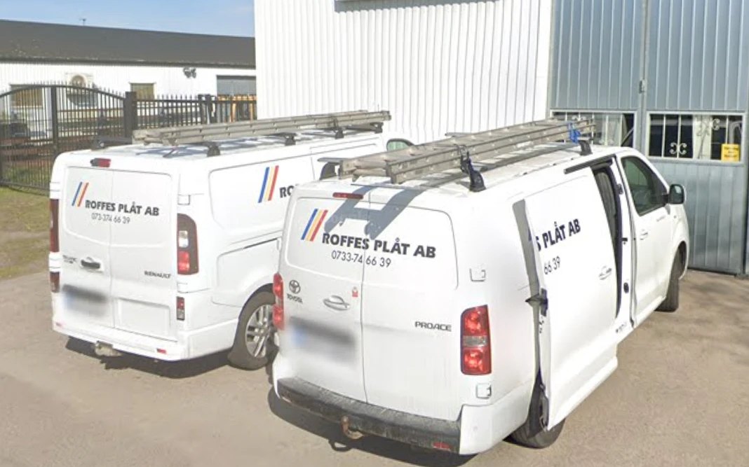 Roffes Plåts servicebilar med takstegar utanför lokalen på Propellervägen i Kalmar